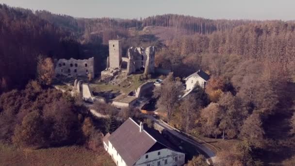 Vista aérea castelo ruínas Rokstejn — Vídeo de Stock