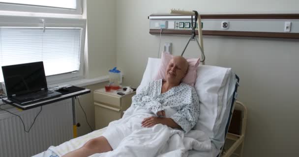 腫瘍科の病院でがんの美しい中年女性患者 彼女は癒しで願いします 彼女は彼女の髪を失い 髪のない頭を持っています — ストック動画
