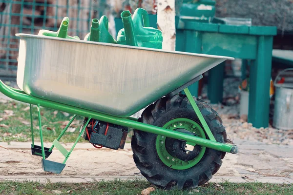 Eletrifique o carrinho de mão motorizado motorizado do jardim — Fotografia de Stock