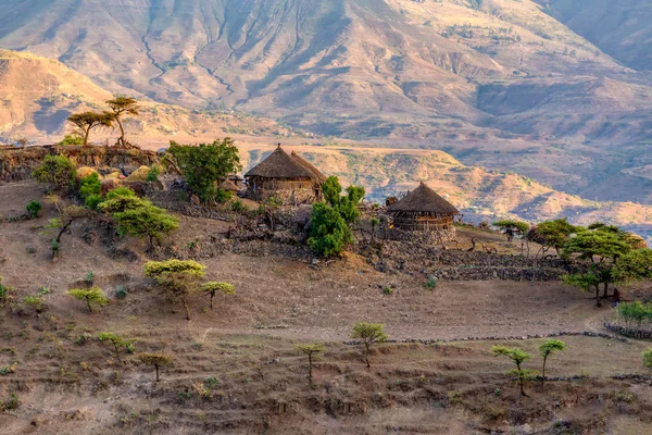 Krajobraz górski z domami, Etiopia — Zdjęcie stockowe