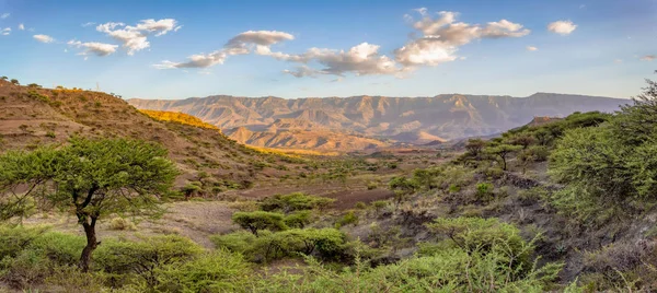 Paisaje de montaña con casas, Etiopía — Foto de Stock