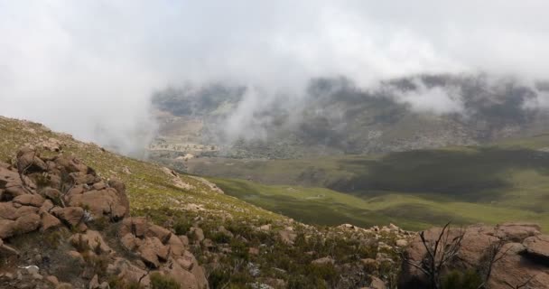 Landschap van baal berg met mist en wolken — Stockvideo