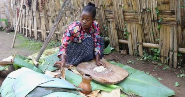 Afrykańska kobieta z grupy etnicznej dorze przygotowuje injera — Wideo stockowe