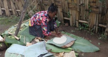 Dorze etnik grubunun Afrikalı kadın injera hazırlanıyor