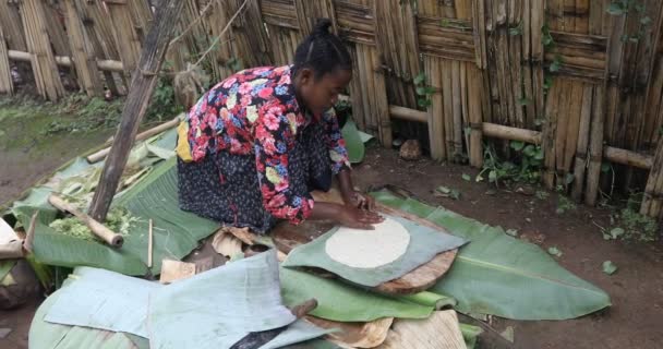 Африканська жінка Dorze етнічної групи готується injera — стокове відео