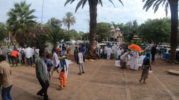 Ortodoxní křesťan na ulici Etiopie v Velikonoční dovolené — Stock video
