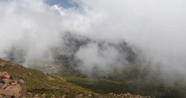Balya Dağı 'nın sis ve bulutlarla peyzajı