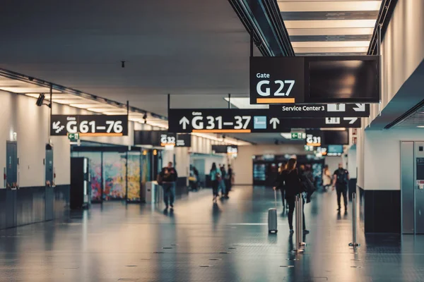 Menschen zu Fuß im Terminal des Wiener Flughafens — Stockfoto