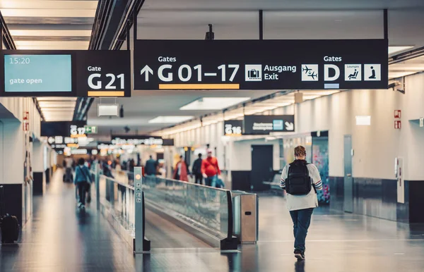 Menschen zu Fuß im Terminal des Wiener Flughafens — Stockfoto