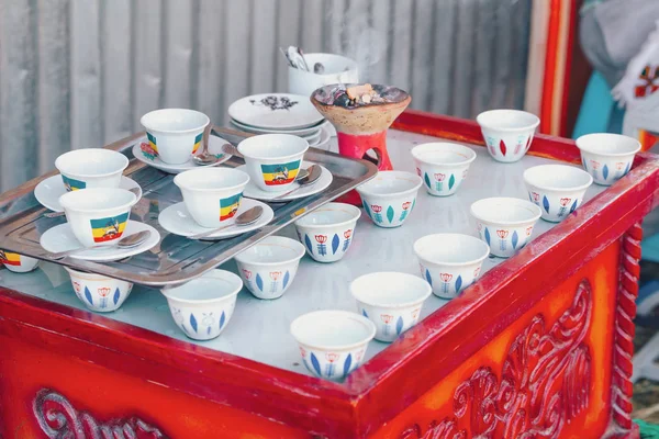 Чашка эфиопского кофе с ароматным ладаном — стоковое фото