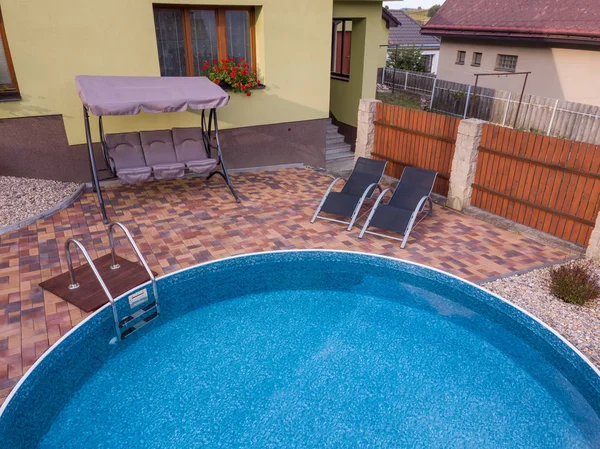 Klein huis zwembad — Stockfoto