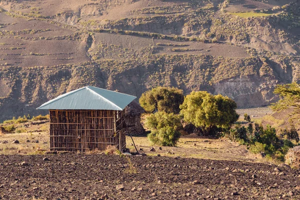 Paisagem montanhosa com casas, Etiópia — Fotografia de Stock