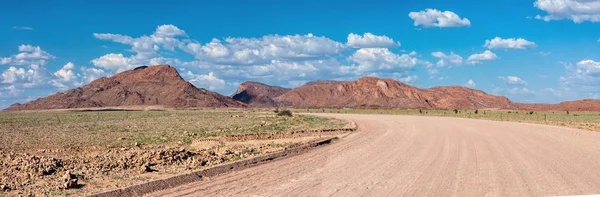 Дорога в пустыне Намиб, африканский ландшафт Намибии — стоковое фото