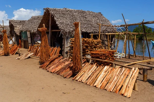 Torkning av trä bakom Hut, Madagaskar — Stockfoto
