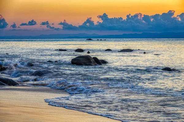 Tramonto arancione sul mare, Madagascar — Foto Stock