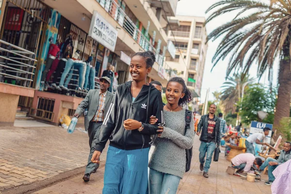 Donna etiope per strada durante la Pasqua — Foto Stock