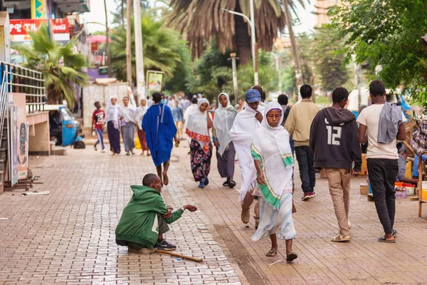 Implorando às pessoas na rua na Páscoa — Fotografia de Stock