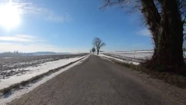 Vinter bilfärd i soliga dagar Europa — Stockvideo
