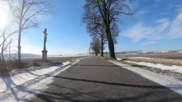 Vinterbilkjøring i solfylte dager Europa – stockvideo