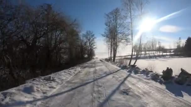 Zimowy przejazd samochodem w słoneczny dzień w Europie — Wideo stockowe