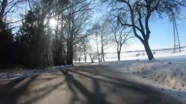 güneşli gün Avrupa'da kış araba sürücü