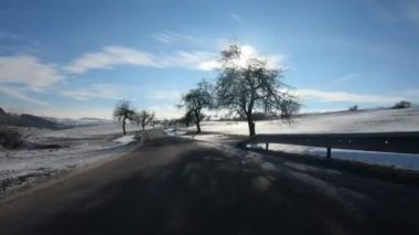 güneşli gün Avrupa'da kış araba sürücü