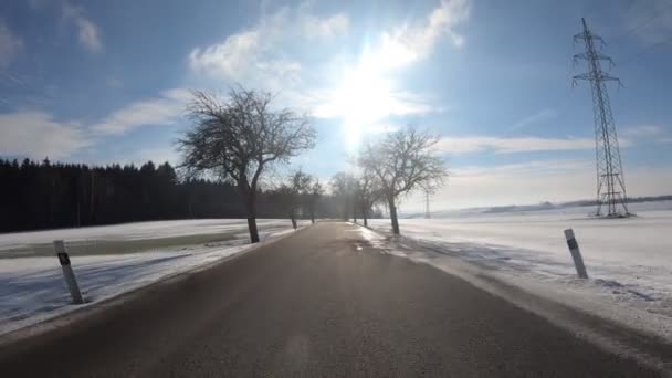 Winterliche Autofahrt bei sonnigem Tag in Europa — Stockvideo