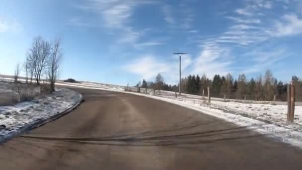 Conduite de voiture d'hiver en journée ensoleillée europe — Video