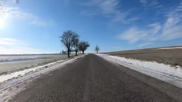 Coche de invierno en el soleado día de Europa — Vídeo de stock