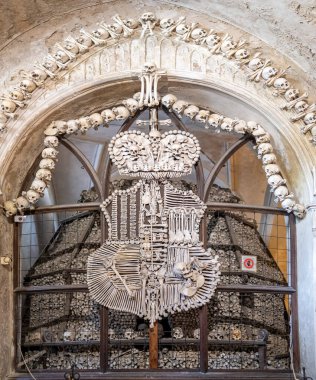 Ossuary Sedlec Kostnice'de insan kafatasları ve kemikleri