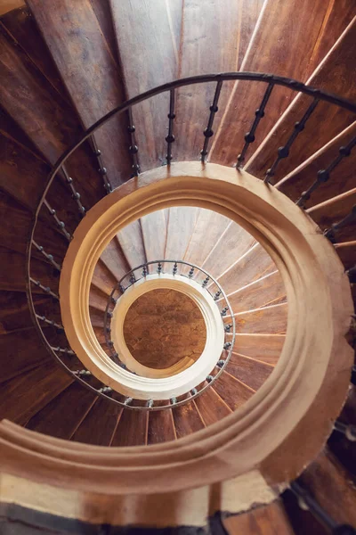 Спиральная лестница, как улитка, Кутна Гора, Чешская Республика — стоковое фото