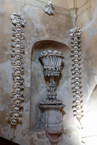 Lidské lebky a kosti v kostáři Sedlec Kostnice — Stock fotografie