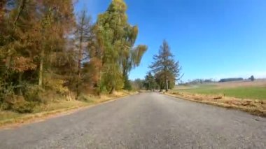 Kırsal alanda sonbahar araba sürüşü