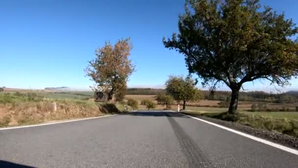 Conducir en coche de otoño en el paisaje rural — Vídeo de stock