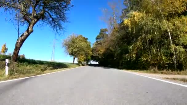Conducir en coche de otoño en el paisaje rural — Vídeo de stock