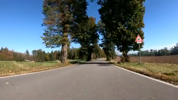 Φθινοπωρινή οδήγηση αυτοκινήτου στο αγροτικό τοπίο — Αρχείο Βίντεο