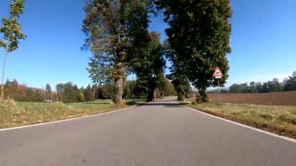 Conducir en coche de otoño en el paisaje rural — Vídeos de Stock