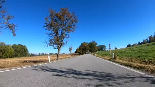 Conducir en coche de otoño en el paisaje rural — Vídeos de Stock