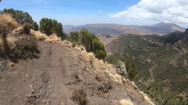 Caminar en la montaña de Simien, Etiopía, África — Vídeo de stock