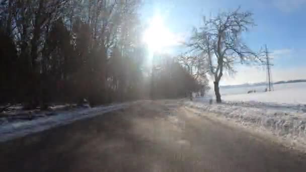 Winterliche Autofahrt bei sonnigem Tag — Stockvideo