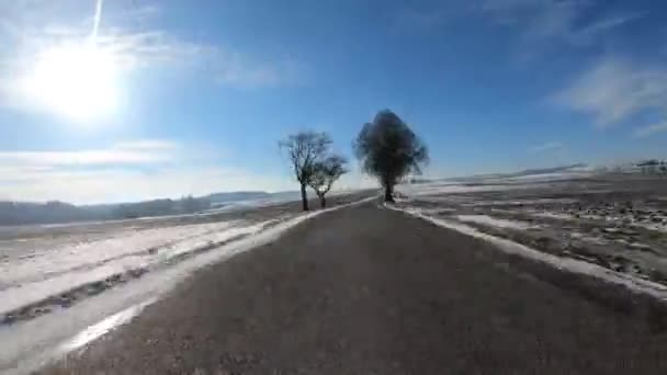 Winterliche Autofahrt bei sonnigem Tag — Stockvideo