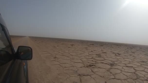 Coche de conducción en la depresión de Danakil, Etiopía, África desierto — Vídeo de stock