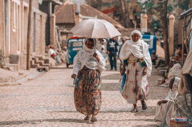 AXUM, ETHIOPIA, APRIL 27. 2019: Etiyopyalı kadınlar, 27 Nisan 2019 