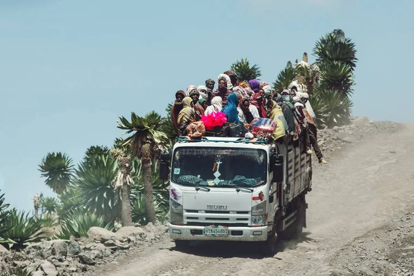 Simien Mountain Ethiopia Abril 2019 Pessoas Que Viajam Perigosamente Caminhões — Fotografia de Stock