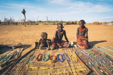 Omorate, Omo Vadisi, Etiyopya - 11 Mayıs 2019: Dasanesh kabilesinden çocuklar el yapımı hediyeler sunuyorlar. Daasanach Etiyopya, Kenya ve Güney Sudan 'da yaşayan Hristiyan etnik gruptur.