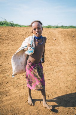 Omorate, Omo Vadisi, Etiyopya - 11 Mayıs 2019: Dasanesh kabilesinden bir kızın portresi. Daasanach Etiyopya, Kenya ve Güney Sudan 'da yaşayan Hristiyan etnik gruptur.