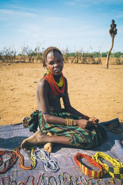 Omorate, Omo Vadisi, Etiyopya - 11 Mayıs 2019: Dasanesh kabilesinden bir kadın el yapımı hediyeler sunuyor. Daasanach Etiyopya, Kenya ve Güney Sudan 'da yaşayan Hristiyan etnik gruptur.