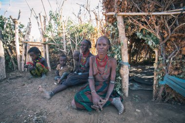 Omorate, Omo Vadisi, Etiyopya - 11 Mayıs 2019: Afrika kabilesi Dasanesh 'in çocukları kulübenin önünde. Daasanach Etiyopya, Kenya ve Güney Sudan 'da yaşayan Hristiyan etnik gruptur.