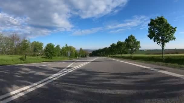 Auto rijden in het voorjaar platteland — Stockvideo