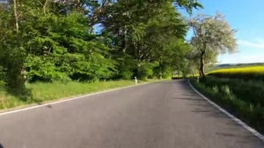 Avrupa 'nın kırsal kesiminde ilkbaharda araba sürüyor